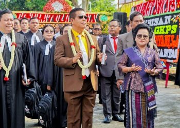 Bupati Simalungun dan istri manortor saat memasuki gereja GKPS Pansur Lima Resort Setia Negara Pematangsiantar pada acara penahbisan 10 pendeta baru. (Nawasenanews/ Ist)