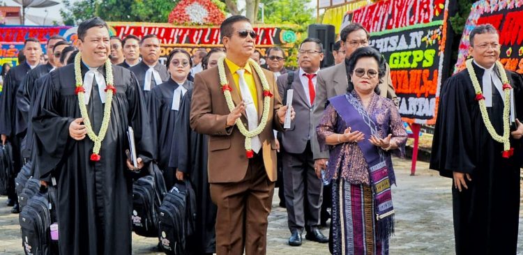 Bupati Simalungun dan istri manortor saat memasuki gereja GKPS Pansur Lima Resort Setia Negara Pematangsiantar pada acara penahbisan 10 pendeta baru. (Nawasenanews/ Ist)