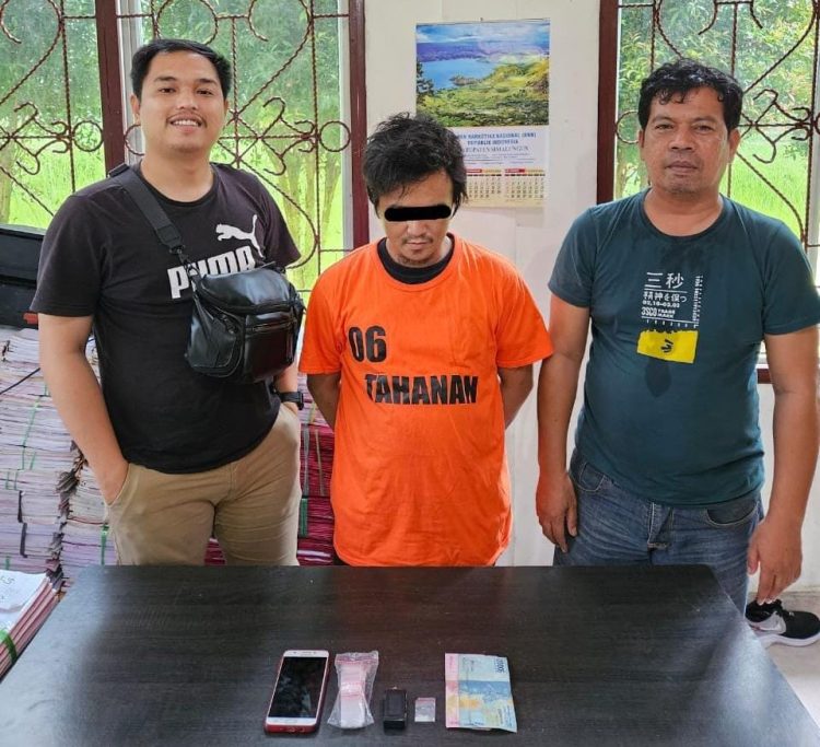 Tersangka, yang dikenal dengan inisial EP alias Akong, 35 tahun, berhasil diamankan personil Sat Narkoba Polres Simalungun dari Cafe Santuy di Beringin.(Nawasenanews/ Ist)