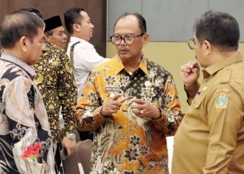 Wakil Bupati H Zonny Waldi berbincang dengan peserta Rakerda Provsu saat menghadiri Rapat Kerja (Rakerda) Program Bangga Kencana dan Percepatan Penurunan Stunting Tingkat Provinsi Sumatera Utara (Provsu) yang berlangsung di Hotel Santika Premiere Dyandra Medan. (Nawasenanews/ Ist)