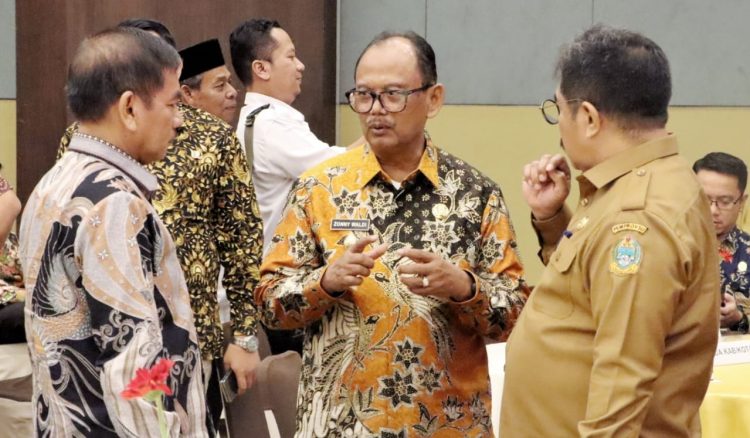 Wakil Bupati H Zonny Waldi berbincang dengan peserta Rakerda Provsu saat menghadiri Rapat Kerja (Rakerda) Program Bangga Kencana dan Percepatan Penurunan Stunting Tingkat Provinsi Sumatera Utara (Provsu) yang berlangsung di Hotel Santika Premiere Dyandra Medan. (Nawasenanews/ Ist)