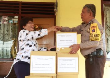 Kasie Humas Polres Simalungun AKP VJ Purba saat menyerahkan bantuan sembako dari Kapolres Simalungun kepada Pemred Nawasenanews.com di kantor redaksi Nawasenanews, Senin ( 25/03/2024). ( Nawasenanews/ MS/ Ist)