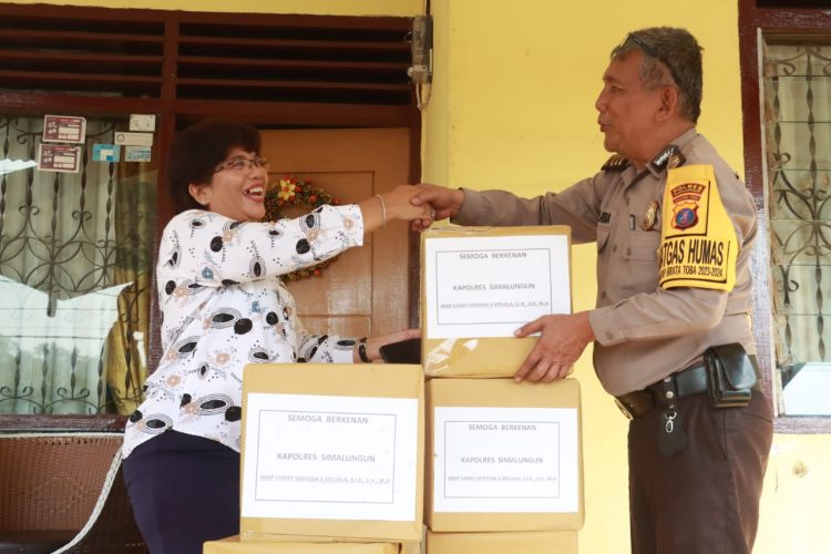 Kasie Humas Polres Simalungun AKP VJ Purba saat menyerahkan bantuan sembako dari Kapolres Simalungun kepada Pemred Nawasenanews.com di kantor redaksi Nawasenanews, Senin ( 25/03/2024). ( Nawasenanews/ MS/ Ist)