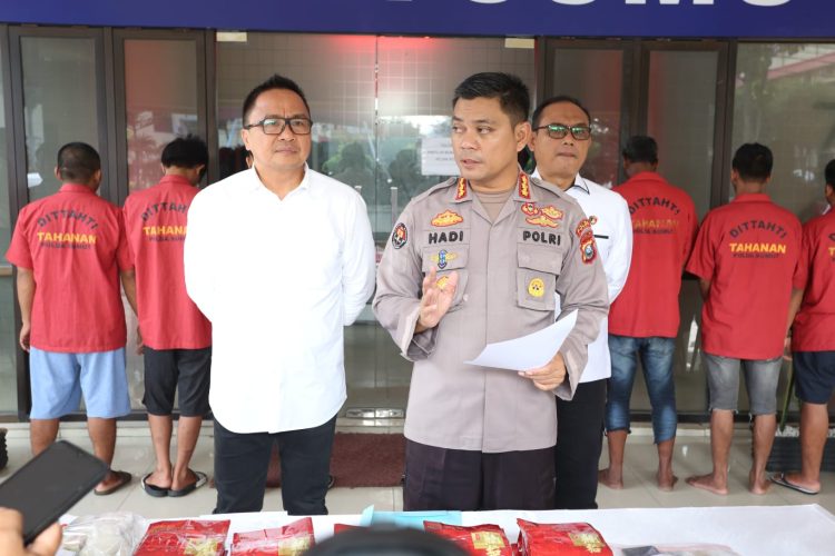 Humas Polda Sumut memaparkan hasil penangkapan pengedar Narkoba.( Nawasenanews/ Ist)