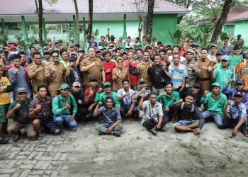 Wali Kota Pematangsiantar foto bersama dengan para petugas kebersihan. ( Nawasenanews/ Ist)