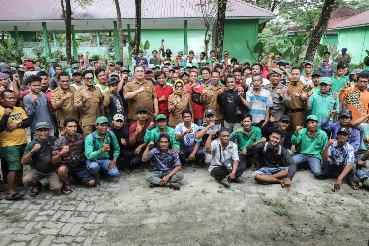 Wali Kota Pematangsiantar foto bersama dengan para petugas kebersihan. ( Nawasenanews/ Ist)