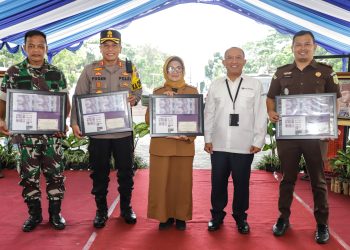 Kepala kantor perwakilan BI Muqorobin menyerahkan cenderamata dari BI kepada dr Susanti dan Forkopimda berupa uang uncut (uang bersambung/ tidak terpotong) pada acara SERAMBI yang digelar KPw BI. ( Nawasenanews/ Ist)