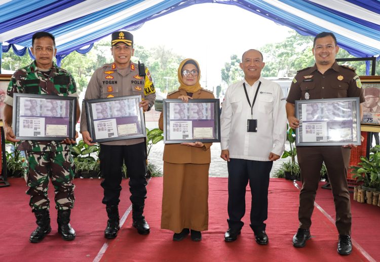 Kepala kantor perwakilan BI Muqorobin menyerahkan cenderamata dari BI kepada dr Susanti dan Forkopimda berupa uang uncut (uang bersambung/ tidak terpotong) pada acara SERAMBI yang digelar KPw BI. ( Nawasenanews/ Ist)