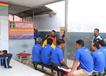 Warga binaan Lapas Kelas II A Pematangsiantar di bawah pengawasan sipir sedang potong rambut untuk menjaga kerapian dan kebersihan .( Nawasenanews/ Ist)