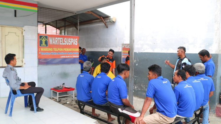 Warga binaan Lapas Kelas II A Pematangsiantar di bawah pengawasan sipir sedang potong rambut untuk menjaga kerapian dan kebersihan .( Nawasenanews/ Ist)