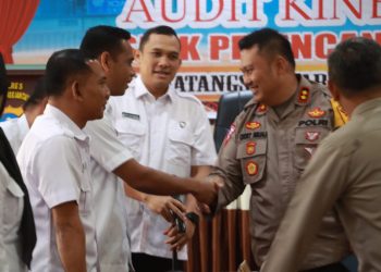 Kapolres Simalungun AKBP Choky Sentosa Meliala menyalami personil Itwasda Polda Sumut. ( Nawasenanews/ Ist)