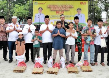 Bupati Simalungun dan Wakil Bupati foto bersama para anak yatim piatu di acara buka puasa bersama masyarakat Bandar. ( Nawasenanews/Ist)