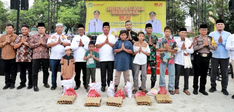 Bupati Simalungun dan Wakil Bupati foto bersama para anak yatim piatu di acara buka puasa bersama masyarakat Bandar. ( Nawasenanews/Ist)