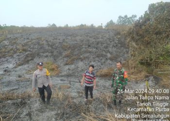 Bhabinkamtibmas Polsek Purba,Bhabinsa dan Gamot turun mengecek kondisi lahan seluas 15 rante yang dibakar dengan sengaja untuk membuka ladang. ( Nawasenanews/ Ist)