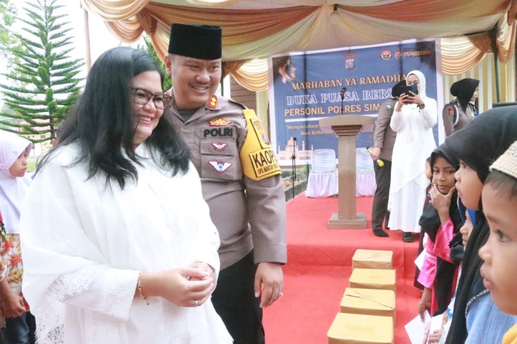 Kapolres Simalungun bersama dengan Ketua Bhayangkari Cabang Simalungun memberikan tali asih kepada anak-anak yatim saat acara buka puasa bersama di Mapolres Simalungun Rabu (27/03/2024). ( Nawasenanews/ Ist)