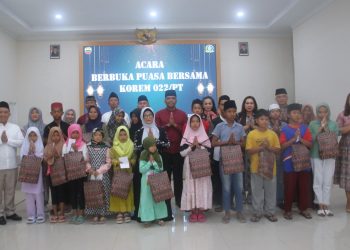 Danrem 022/PT dan Wali Kota Pematangsiantar foto bersama para anak yatim piatu yang pada acara tersebut mendapatkan tali asih. ( Nawasenanews/ Ist)