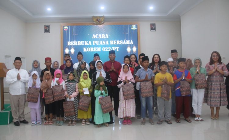 Danrem 022/PT dan Wali Kota Pematangsiantar foto bersama para anak yatim piatu yang pada acara tersebut mendapatkan tali asih. ( Nawasenanews/ Ist)