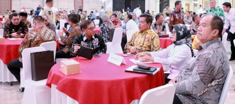 Bupati Simalungun ( kedua dari kiri) saat menghadiri rapat koordinasi dengan KPK,Kemendagri dan BPKP di Medan.(Nawasenanews/ Ist)