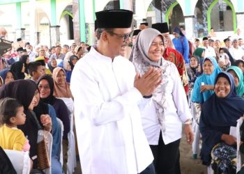 Bupati Simalungun didampingi Camat Panombeian Pane Lina Damanik menyapa masyarakat yang hadir saat acara berbuka puasa bersama masyarakat Panombeian Pane. ( Nawasenanews/Ist)