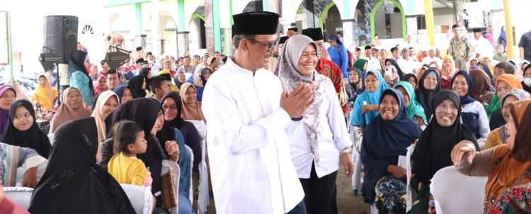 Bupati Simalungun didampingi Camat Panombeian Pane Lina Damanik menyapa masyarakat yang hadir saat acara berbuka puasa bersama masyarakat Panombeian Pane. ( Nawasenanews/Ist)