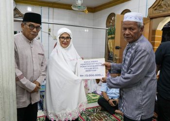 Ketua BKM Darul Azhar Khalid Lubis menerima dana hibah dari Pemko Pematangsiantar yang diserahkan Wali Kota Pematangsiantar dr Susanti Dewayani SpA.( Nawasenanews/ Ist)