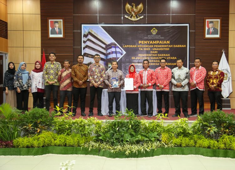 Wali Kota Pematangsiantar dan para kadis yang mendampingi foto bersama dengan kepala BPK RI dan jajarannya usai menyerahkan laporan keuangan Pemda Unaudited TA 2023. ( Nawasenanews/ Ist)