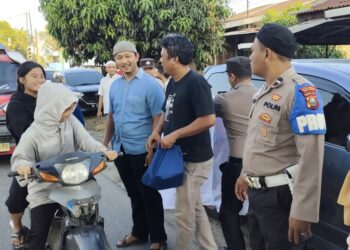 Sat Narkoba Polres Simalungun membagikan takjil gratis pagi pengguna jalan yang lewat di Simpang perumnas batu VI Jakan Asahan,Jumat ( 29/03/2024). (Nawasenanews/ Ist)