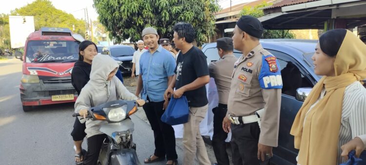 Sat Narkoba Polres Simalungun membagikan takjil gratis pagi pengguna jalan yang lewat di Simpang perumnas batu VI Jakan Asahan,Jumat ( 29/03/2024). (Nawasenanews/ Ist)