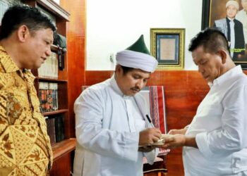 Bupati Simalungun didampingi anggota DPRD terpilih Chrismes Haloho saat menyambangi pondok persulukan TGB di Hatonduhan, Minggu (31/03/2024).(Nawasenanews/ Ist)