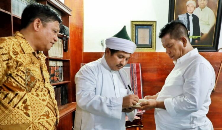 Bupati Simalungun didampingi anggota DPRD terpilih Chrismes Haloho saat menyambangi pondok persulukan TGB di Hatonduhan, Minggu (31/03/2024).(Nawasenanews/ Ist)