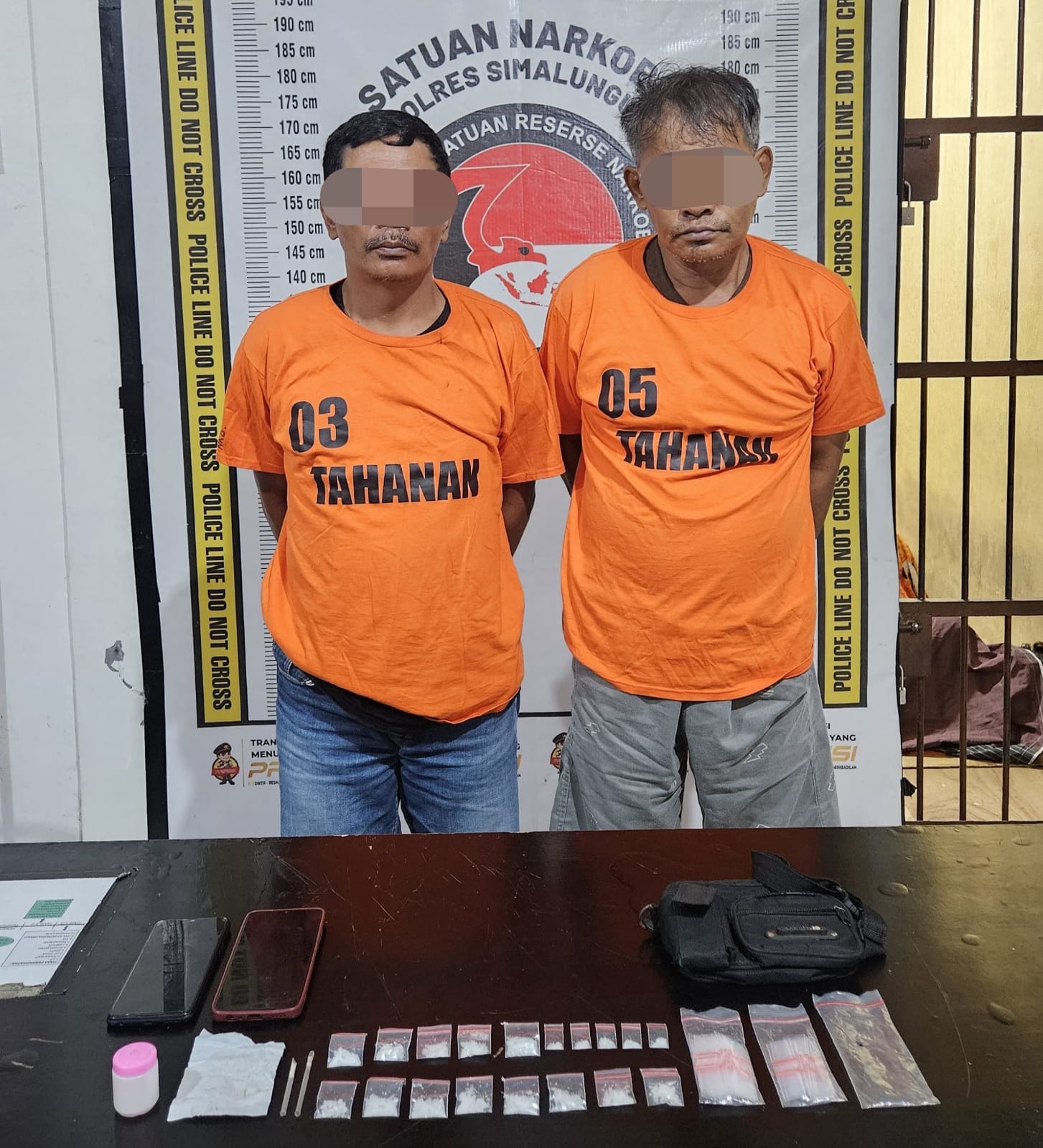 Dua tersangka MS (52) alias Tongat dan EJ (51) alias Tulpet yang berhasil diciduk Sat Narkoba Polres Simalungun di gubuk kebun sawit Silou Kahean dengan BB 10,94 gram Sabu.(Nawasenanews/ Ist)