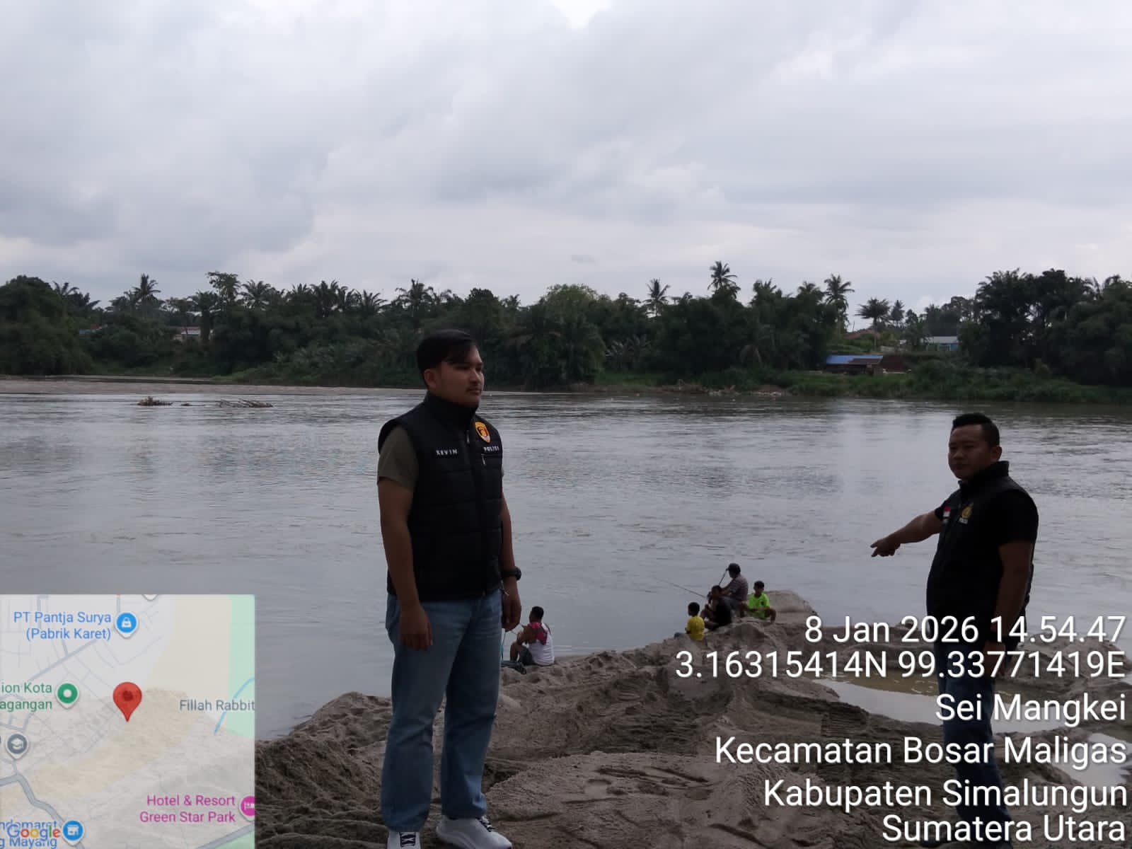 Kanit II Unit Pidsus Sat Reskrim Polres Simalungun, IPDA Gagas Dewanta Aji dan tim melakukan olah tempat kejadian perkara (TKP) di sepanjang bantaran Sungai Bah Bolon.(Nawasenanews/ Ist)