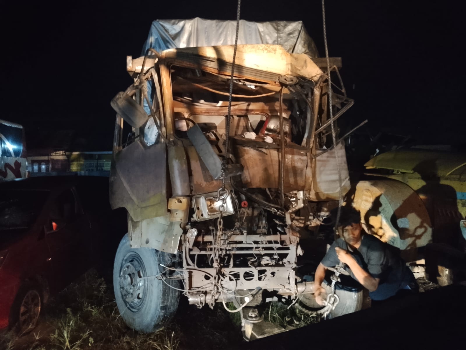 Truk tronton Mitsubishi BK 8835 WP yang dikemudikan supir berinisial S (73) saat akan dievakuasi dari TKP. (Nawasenanews/Ist)