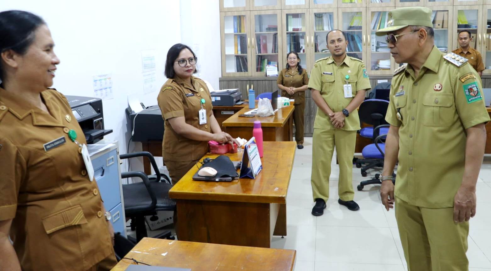 Bupati Simalungun H.Anton Saragih saat  melakukan peninjauan kebersihan di salah satu kantor kepala bagian di lingkungan Sekretariat Kabupaten Simalungun.( Nawasenanews/ Ist)