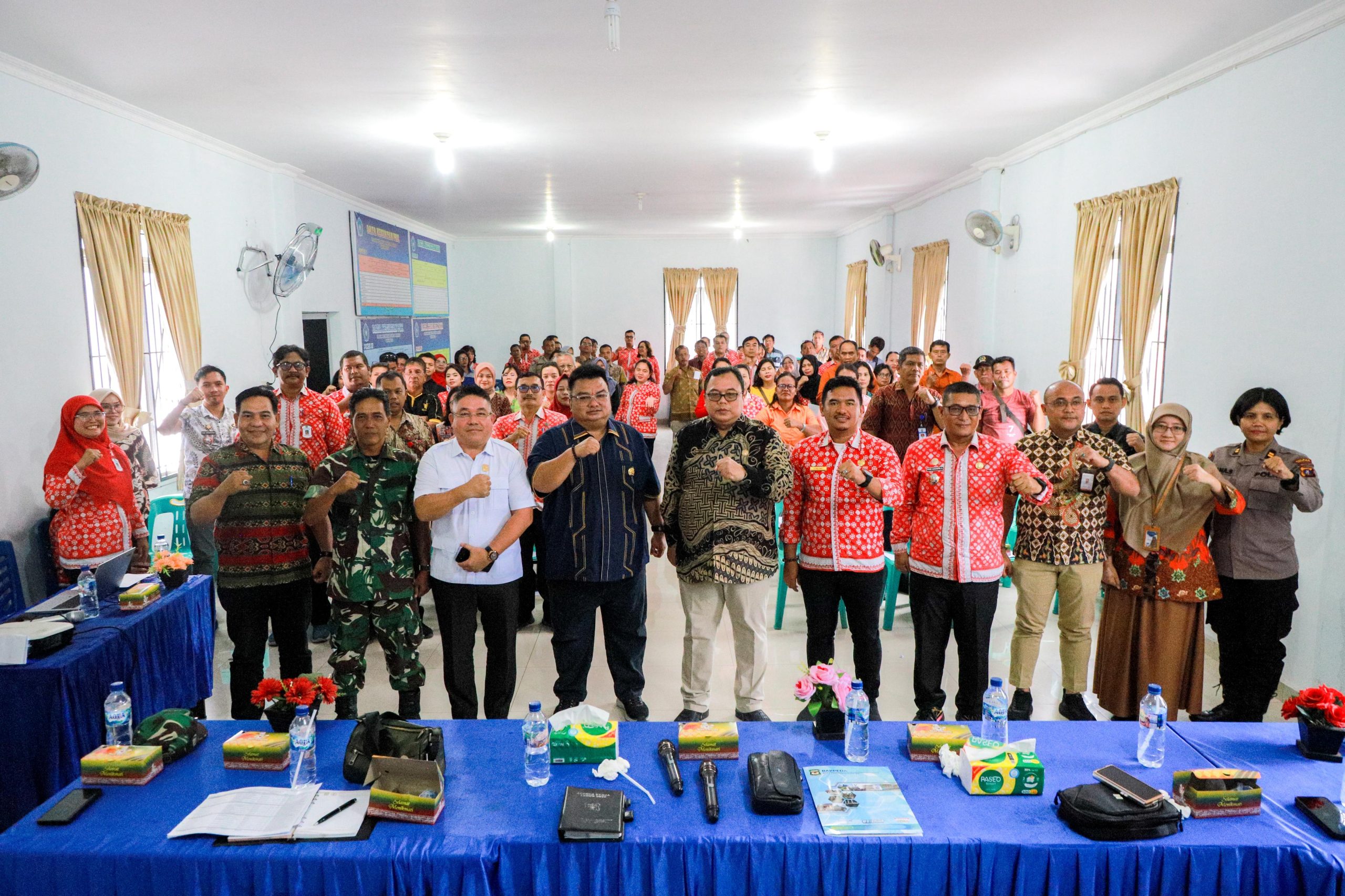 Asisten Administrasi Umum Dedy Tunasto Setiawan SH MH foto bersama dengan seluruh peserta usai rapat Musyawarah Rencana Pembangunan (Musrenbang) Kecamatan Siantar Marihat, di Aula Lantai 2 Kantor Camat Siantar Marihat, Jalan Melanthon Siregar Pematangsiantar, Kamis (12/02/2026).( Nawasenanews/ Ist).