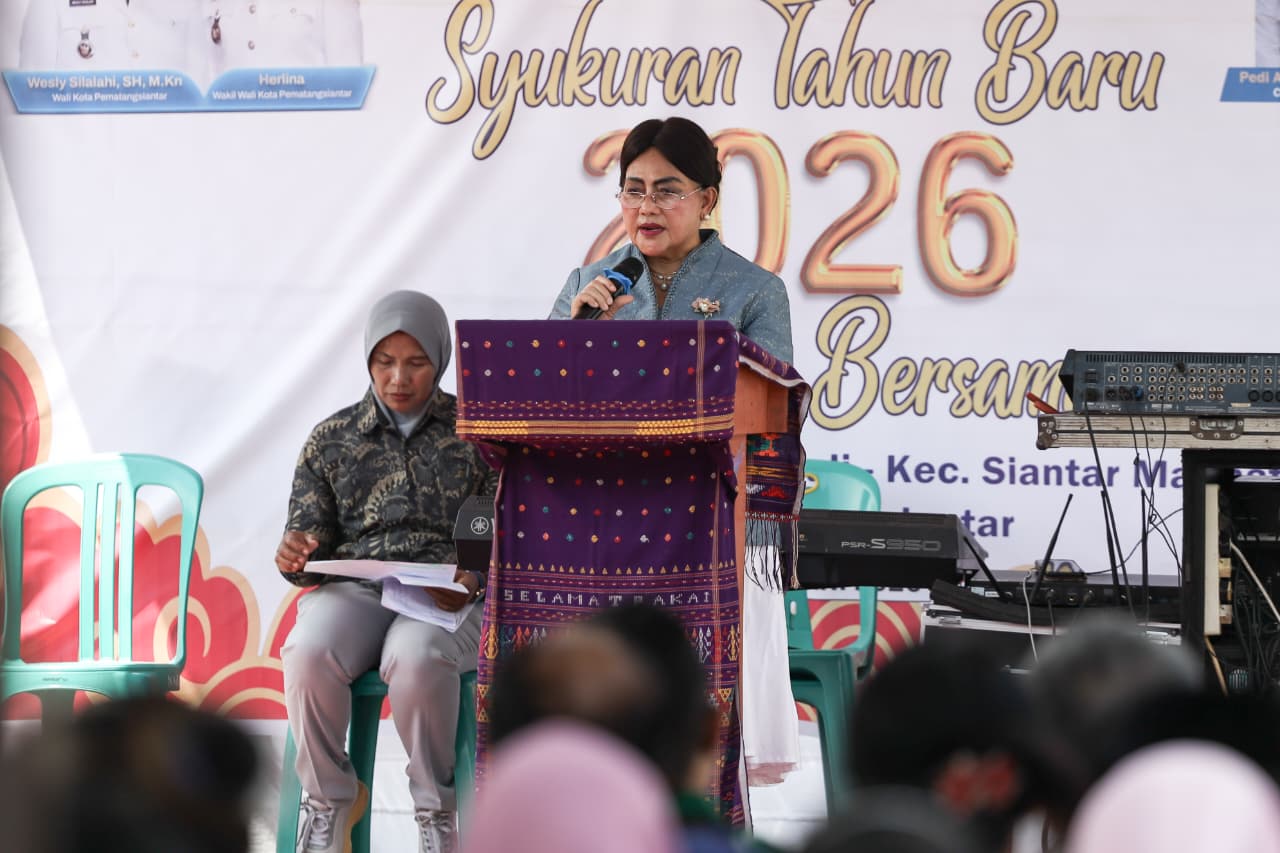 Ketua TP PKK Kota Pematangsiantar Ny Liswati Wesly Silalahi saat memberikan kata sambutan ketika menghadiri Syukuran Tahun Baru dan 2026 dan Doa Bersama di Kelurahan Parhorasan Nauli Kecamatan Siantar Marihat, Jumat (13/02/2026).( Nawasenanews/ Ist)