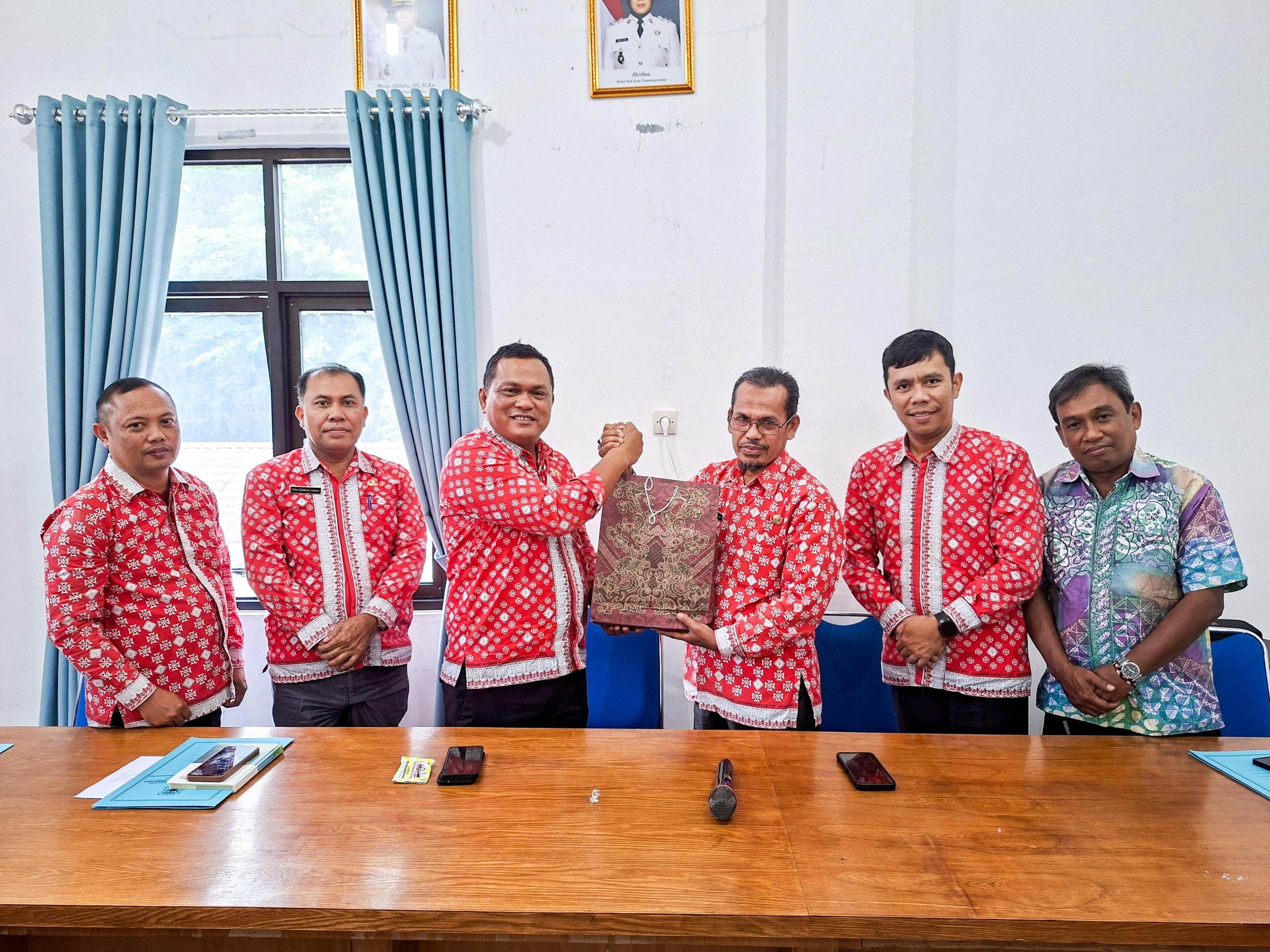 Kepala Dinas Kominfo Pematangsiantar Johannes Sihombing memberikan salam dan cinderamata saat acara pelepasan salah seorang PNS Dinas Kominfo, Idrus, yang memasuki masa purnabakti.
( Nawasenanews.com/ Ist)