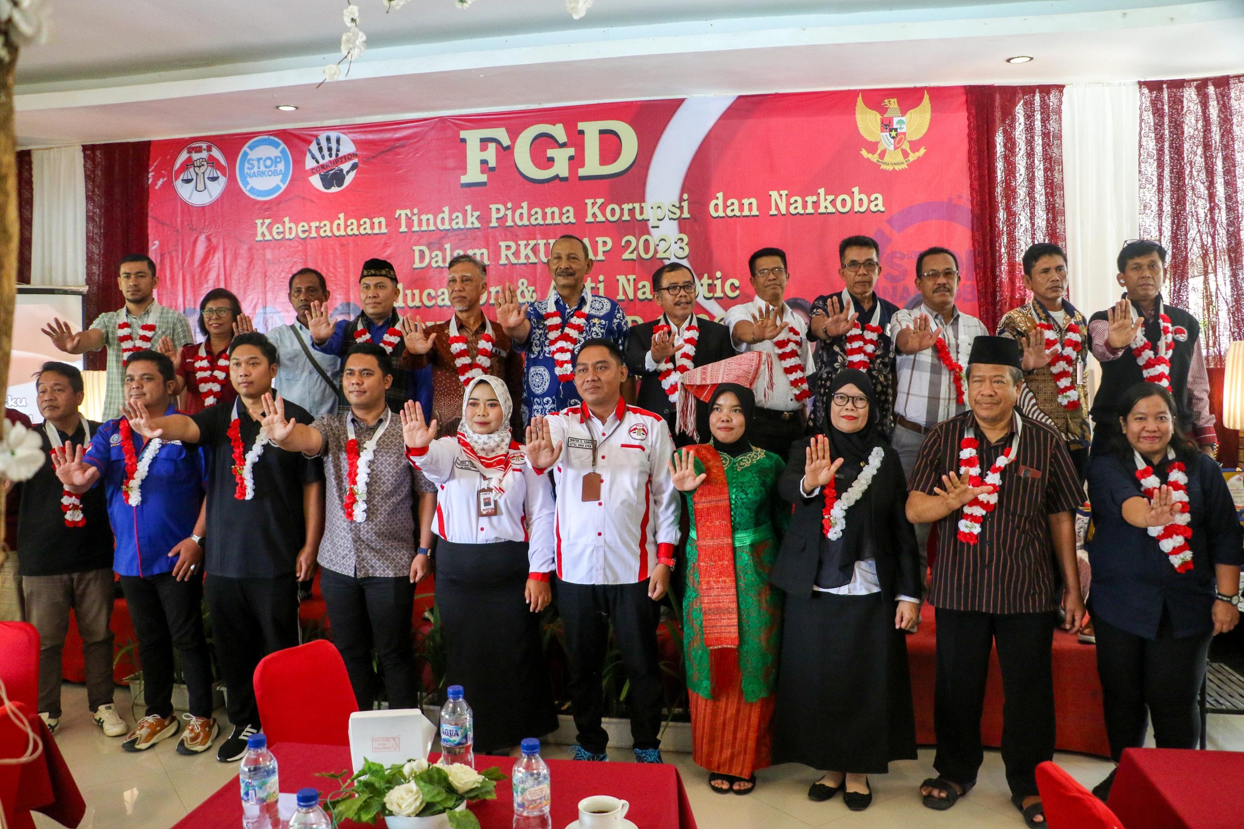 Kepala Badan Kesatuan Bangsa dan Politik (Kesbangpol) Ir Ali Akbar berfoto bersama dengan para pengurus KPKM RI pada  kegiatan Education & Anti-Narcotics Award 2026 dan Focus Group Discussion (FGD) di Hotel Grand Palm, Jalan MH Sitorus, Pematangsiantar, Jumat (13/02/2026).( Nawasenanews/ Ist)