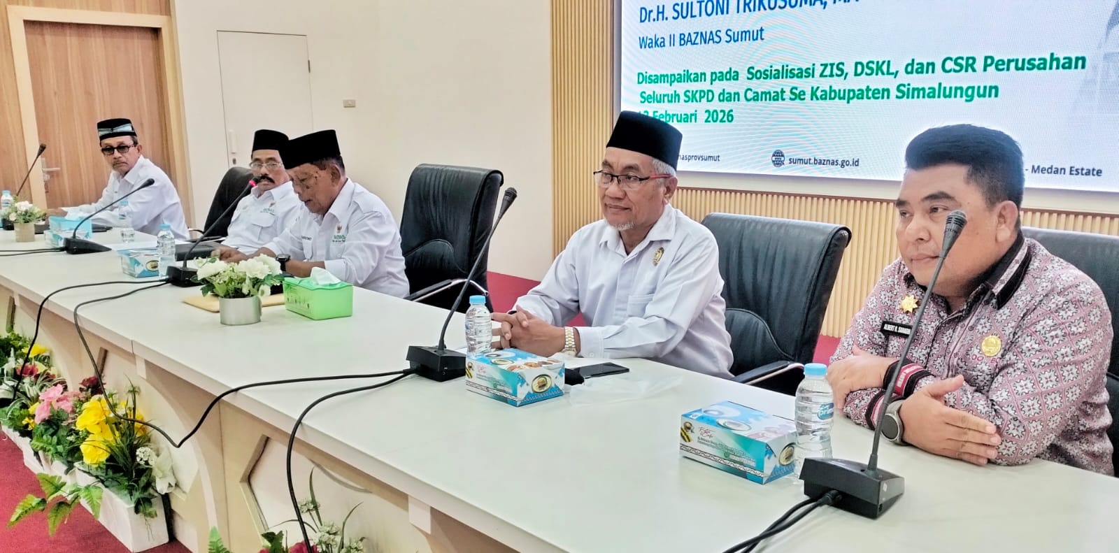 Pemerintah Kabupaten (Pemkab) Simalungun menggelar rapat koordinasi (rakor) sosialisasi pengumpulan Zakat, Infak, dan Sedekah (ZIS), Dana Sosial Keagamaan Lainnya (DSKL), serta Corporate Social Responsibility (CSR) perusahaan, di Balei Harungguan Tuan Rondahaim Saragih, Kantor Bupati Simalungun, Pamatang Raya, Sumatera Utara, Jumat (13/2/2026).(Nawasenanews/Ist)