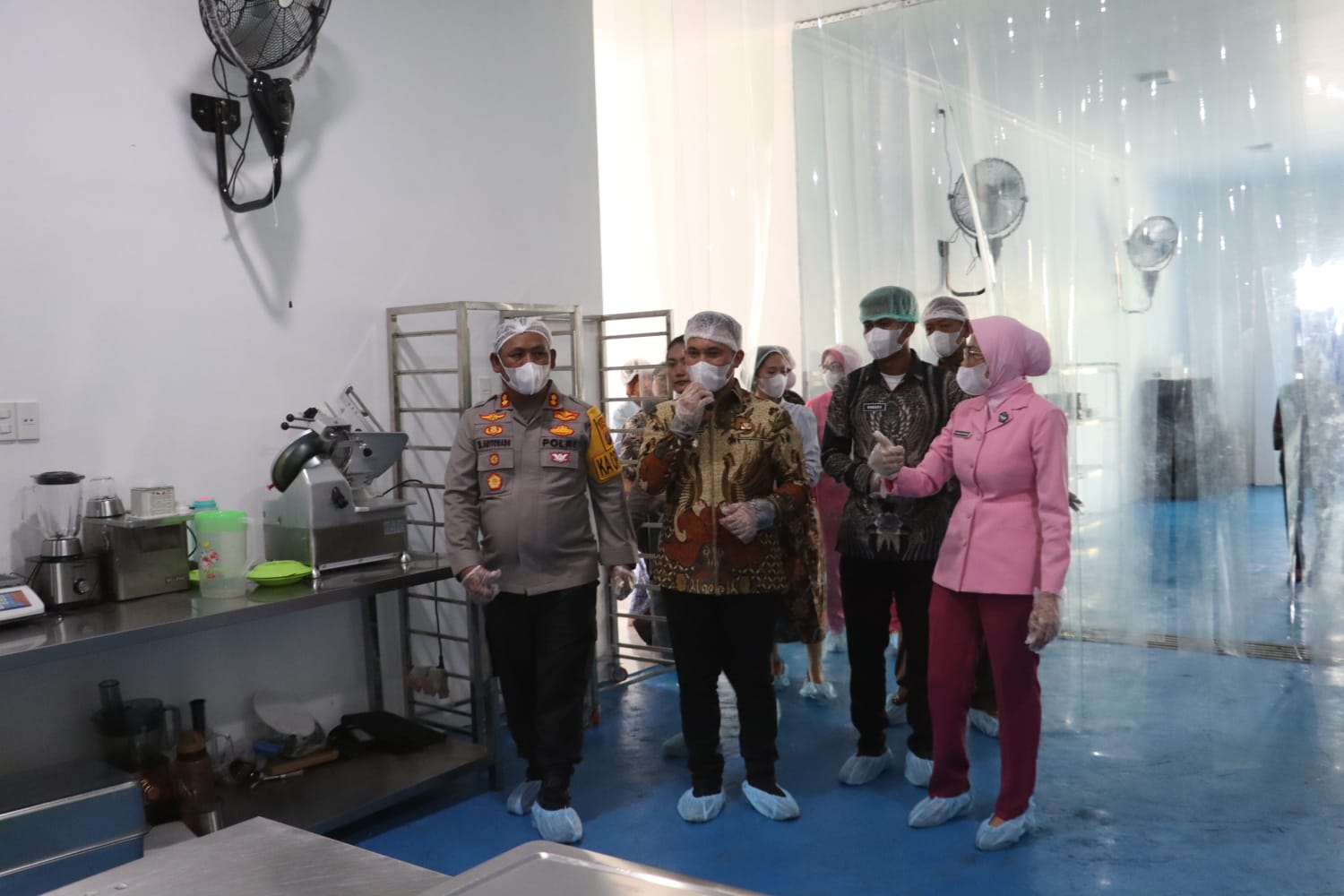 Wakil Bupati Simalungun Benny Gusman Sinaga bersama Ketua DPRD Simalungun, Sugiarto; dan Kapolres Simalungun, AKBP Marganda Aritonang; saat memantau dapur SPPG terkait kebersihan alat- alat masak, kualitas bahan pangan dan kesiapan distribusi.( Nawasenanews/ Ist)