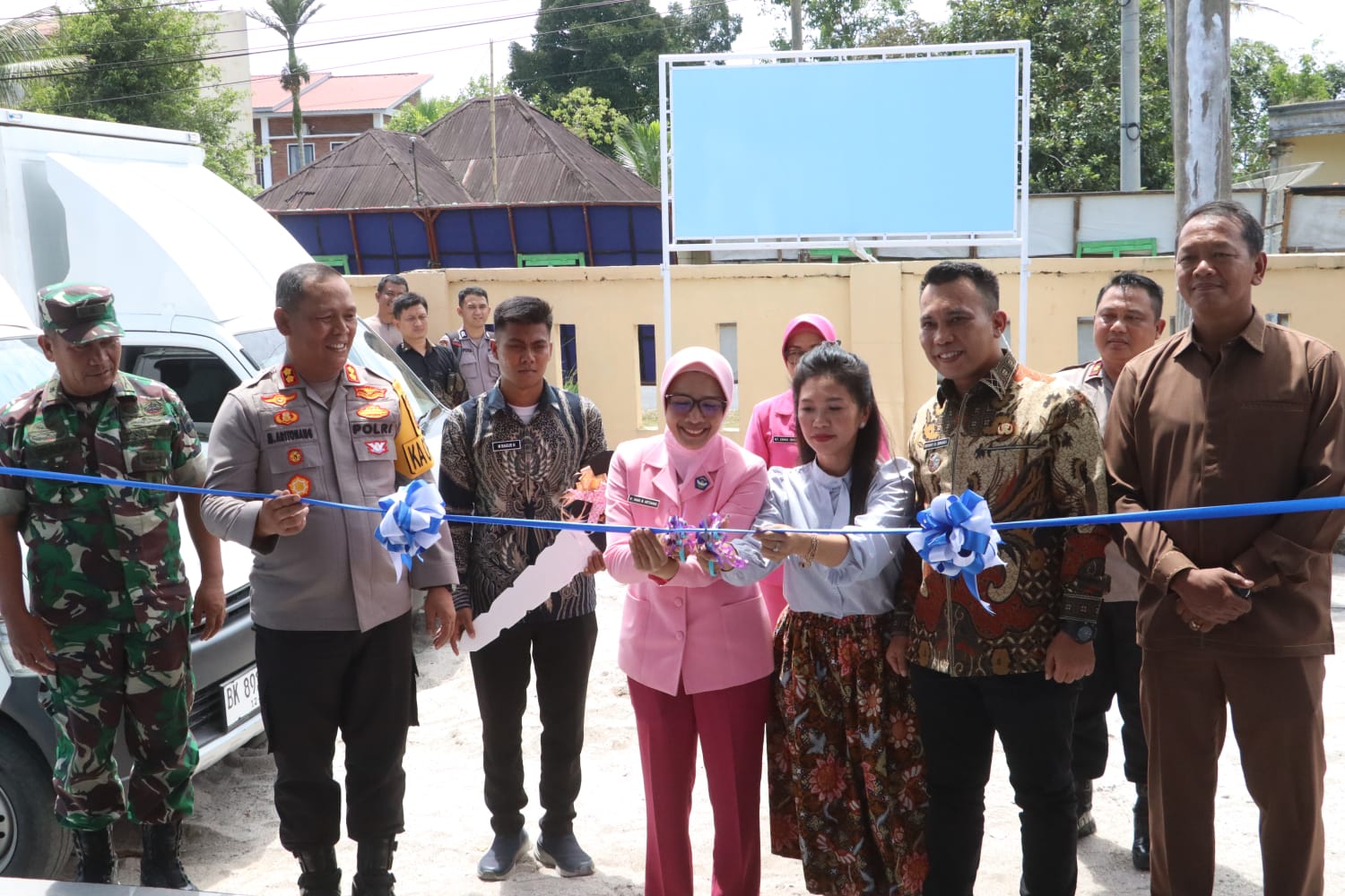 Ketua Bhayangkari Cabang Simalungun dan istri Wakil Bupati Simalungun menggunting pita tanda diresmikannya SPPG dua Polres Simalungun di Tanah Jawa.( Nawasenanews/ Ist)