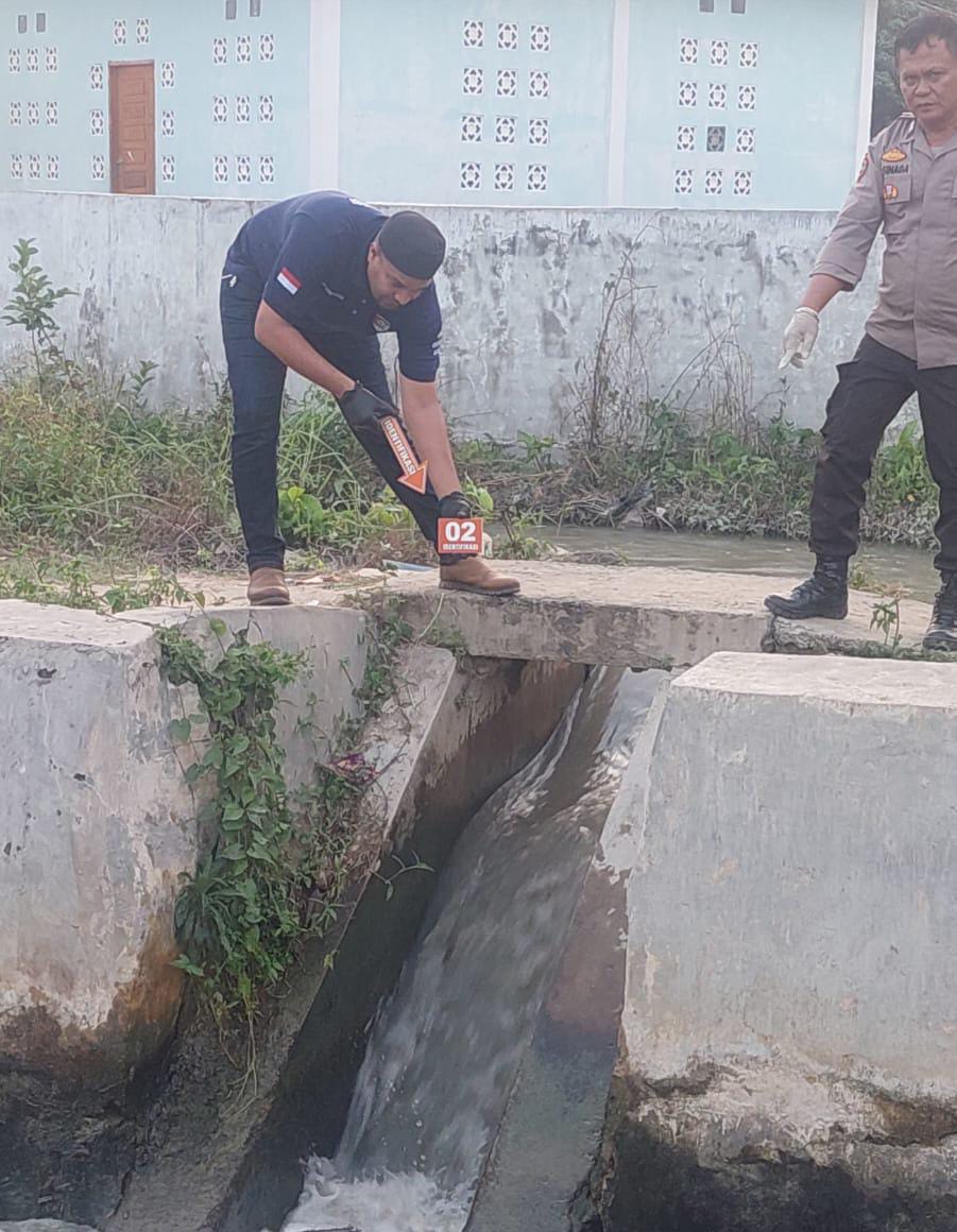 Polsek Tanah Jawa bersama tim Inafis melakukan olah tempat kejadian perkara. ( Nawasenanews/ Ist)