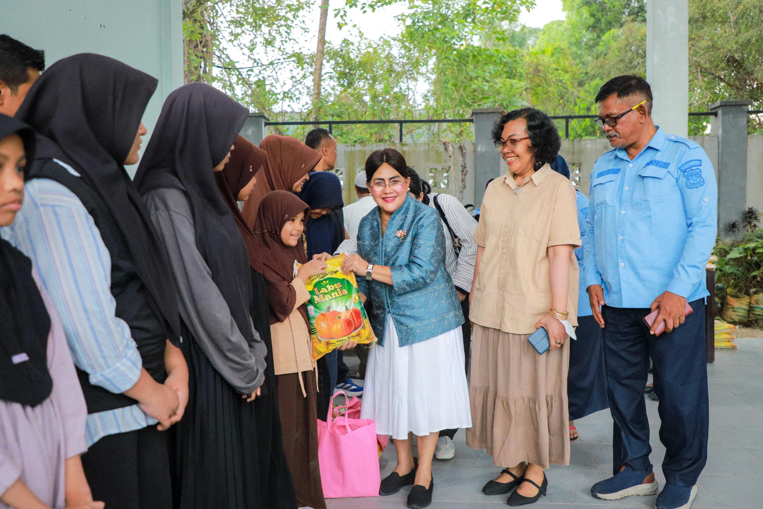 Ketua TP PKK Kota Pematangsiantar Ny Liswati  Silalahi didampingi Kadishub  Daniel Siregar memberikan tali asih kepada anak-anak yatim dan yatim piatu di acara punggahan yang digelar Dinas Perhubungan tersebut.( Nawasenanews/ Ist)