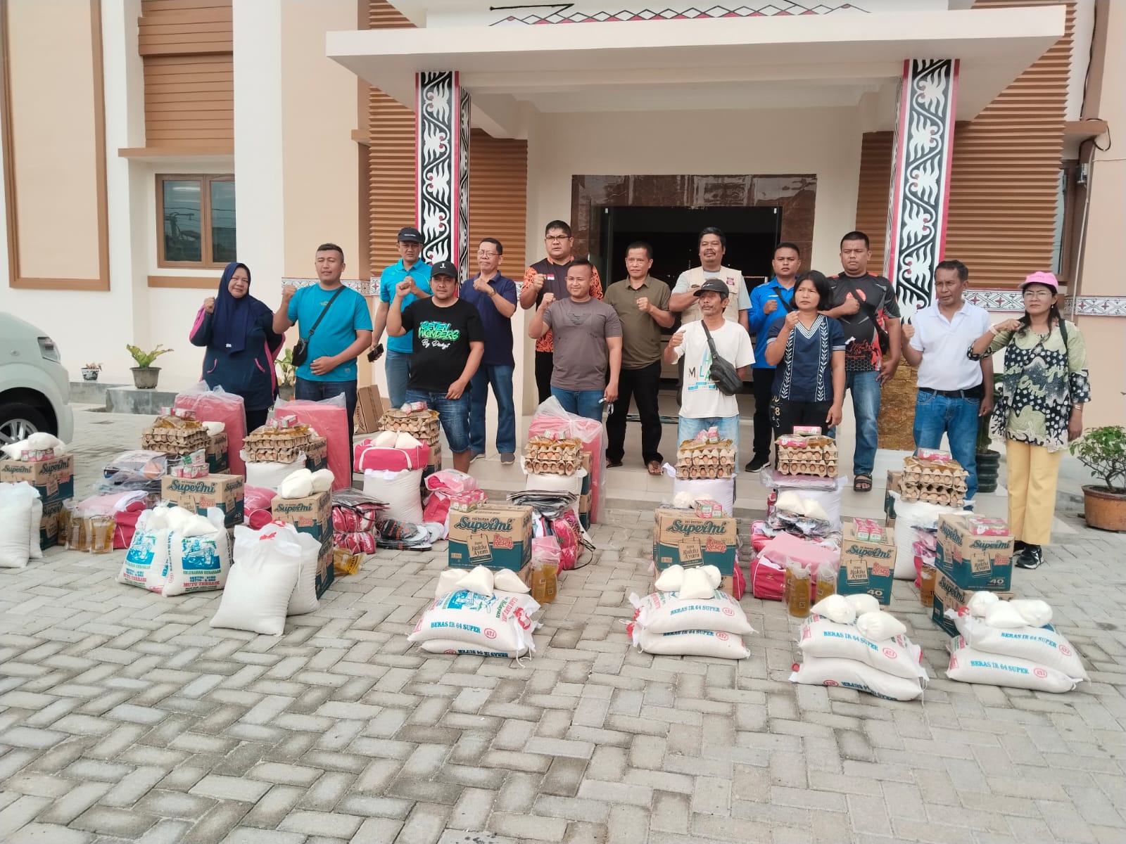 Pemko Pematangsiantar melalui BPBD memberikan bantuan kepada 30 KK korban bencana angin puting beliung di Kecamatan Sitalasari dan Siantar Barat.
( Nawasenanews/ Ist)