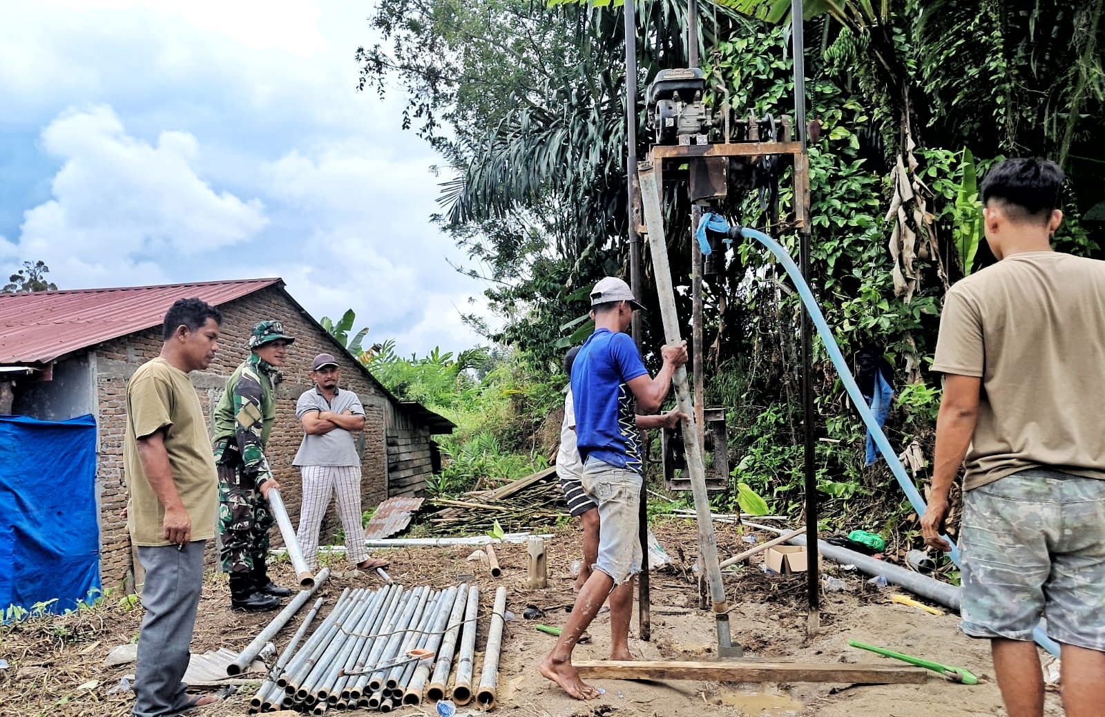 Satuan Tugas (Satgas) TNI Manunggal Membangun Desa (TMMD) ke-127 Kodim 0207/Simalungun bersama warga mempercepat pengerjaan sumur bor di Dusun II Silou Raya, Nagori Dame Raya, Kecamatan Raya, Kabupaten Simalungun, Sumatera Utara.( Nawasenanews/ Ist)