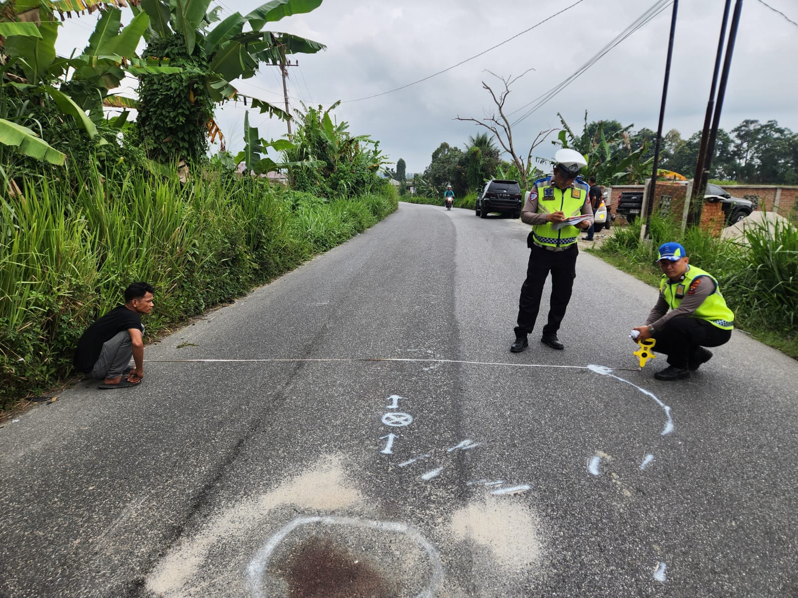 Unit Gakkum Sat Lantas Polres Simalungun saat olah TKP tabrak lari  yang mengakibatkan kecelakaan yang menewaskan pelajar putri dari Pematangsiantar berusia 17 tahun di Janggir Leto.( Nawasenanews/ Ist)