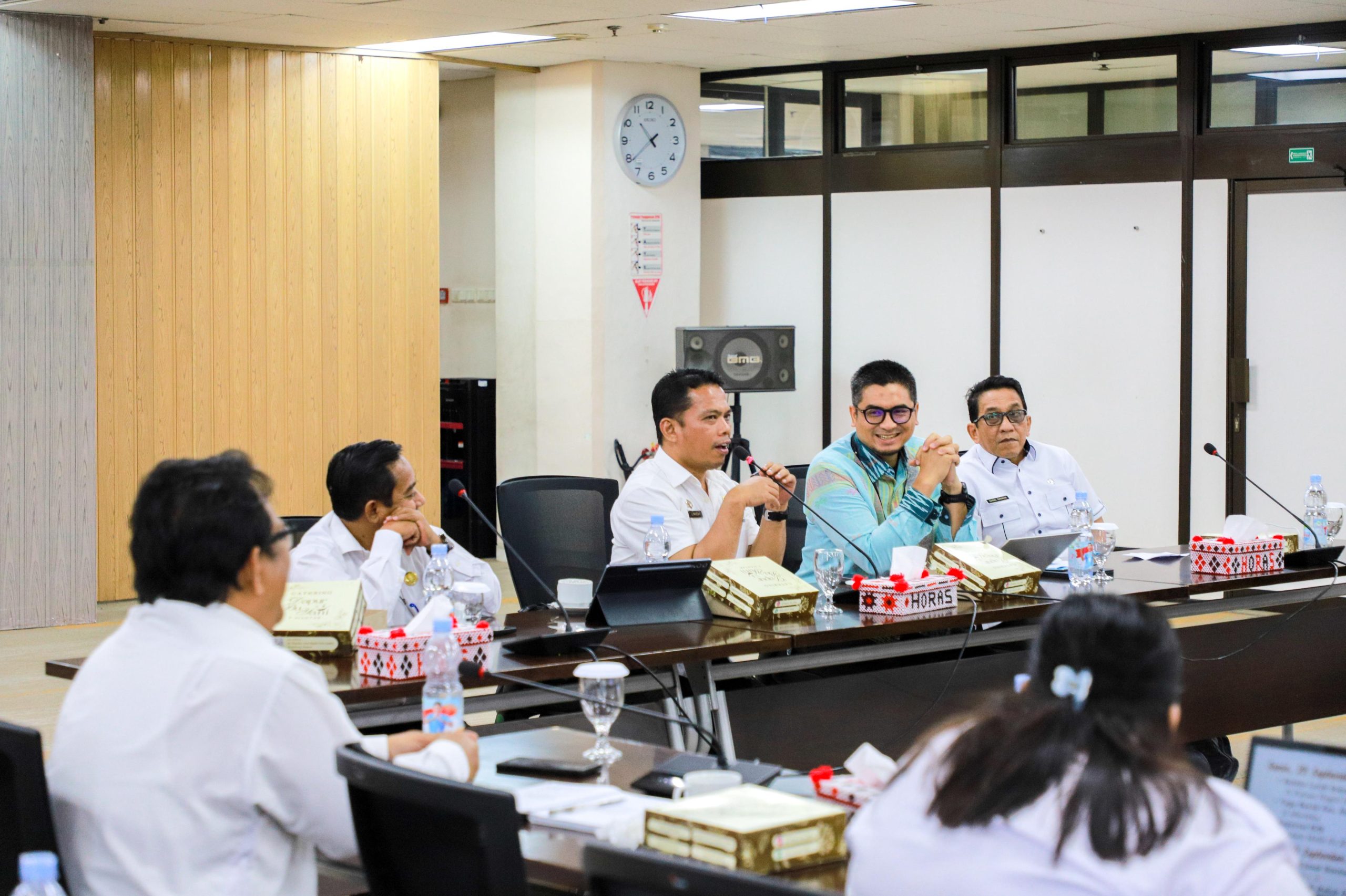 Sekretaris Daerah (Sekda) bersama Kepala Perwakilan Bank Indonesia (KPw BI) Pematangsiantar dan Tim Pengendalian Inflasi Daerah (TPID) Kota Pematangsiantar menggelar Focus Group Discussion (FGD) Tracking Inflasi Menjelang Hari Besar Keagamaan Nasional (HBKN) Hari Raya Idul Fitri 1447 H.( Nawasenanews/ Ist)