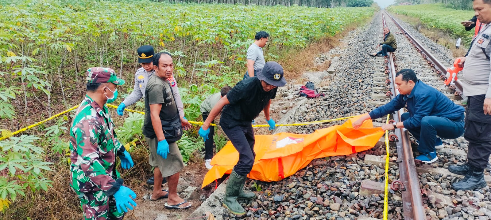 Personal Polsek Serbelawan Polres Simalungun , Bhabinsa,dan tim l Inafis saat mengevakuasi seorang warga yang  
tewas tertabrak kereta api di jalur rel KM 26+5/6, petak jalan Sta Baja Linggei (BJL)–Dolok Merangir (DMR), Huta I Nagori Dolok Merangir II, Kecamatan Dolok Batu Nanggar, Kabupaten Simalungun, Selasa (17/2/2026).
( Nawasenanews/ Ist)