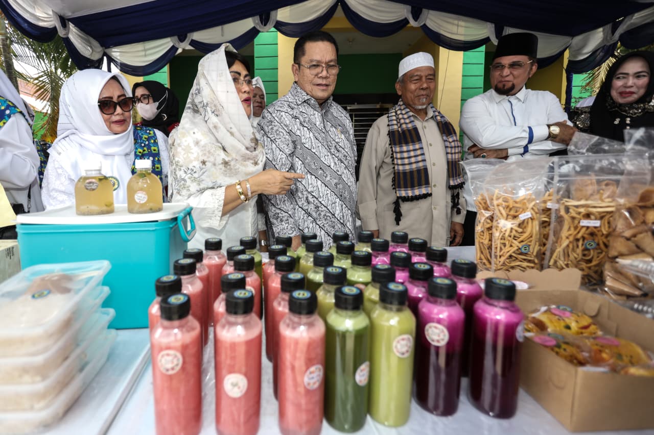 Wali Kota Pematangsiantar Wesly Silalahi dan  Ny Liswati, serta rombongan saat meninjau produk-produk yang dijajakan warung Ramadhan BKMT. (Nawasenanews/ Ist)
