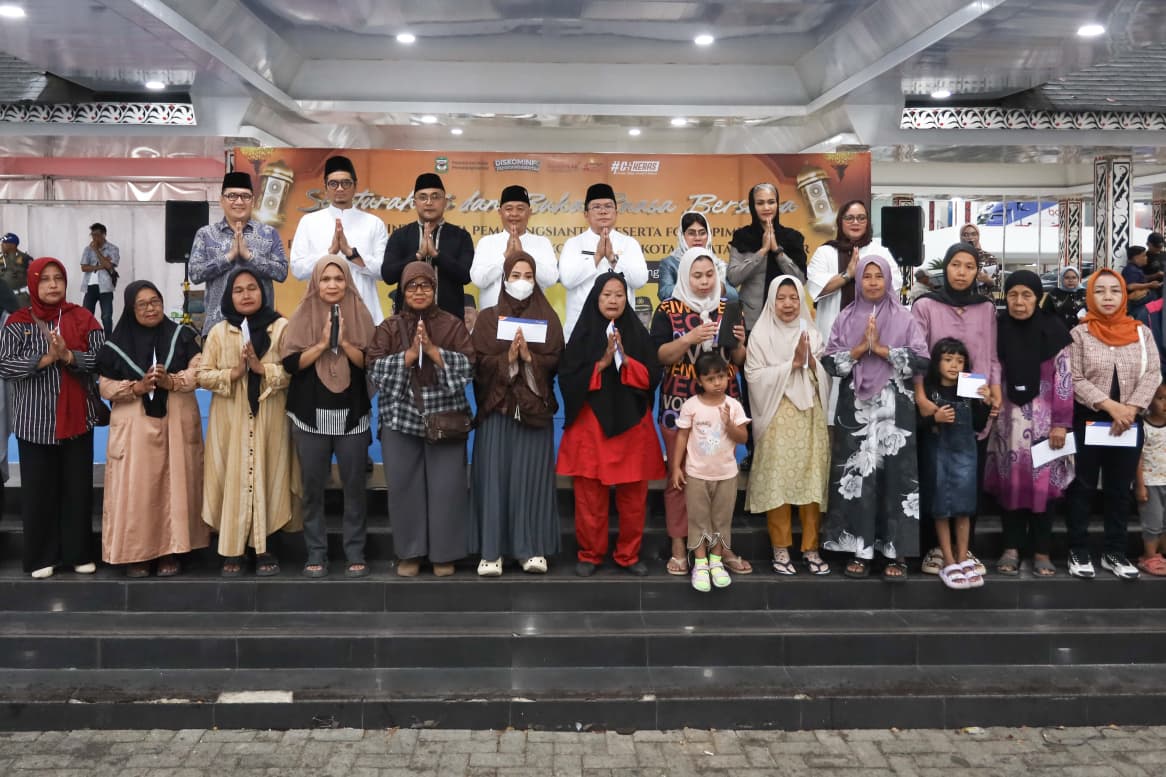 Wali Kota Pematangsiantar dan Forkopimda foto bersama usai penyerahan santunan secara simbolis kepada anak-anak yatim dan kaum dhuafa.( Susan/ Nawasenanews)